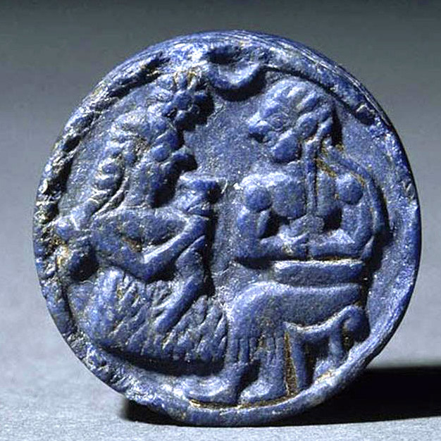 سرسنجاق از جنس لاجورد مربوط به تمدن هلیل رود (ایران، هزاره سوم پیش از میلاد)